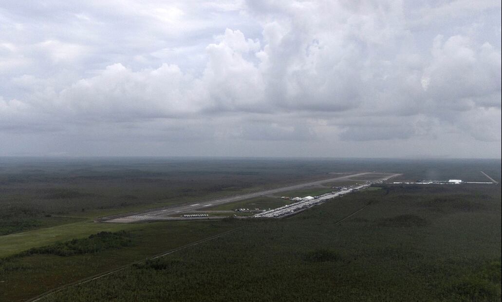 Imagen aérea del centro de detención de migrantes, conocido como "Alligator Alcatraz", ubicado en el antiguo Aeropuerto de Entrenamiento y Transición Dade-Collier en Ochopee, Florida, el 4 de julio de 2025. Foto: AFP