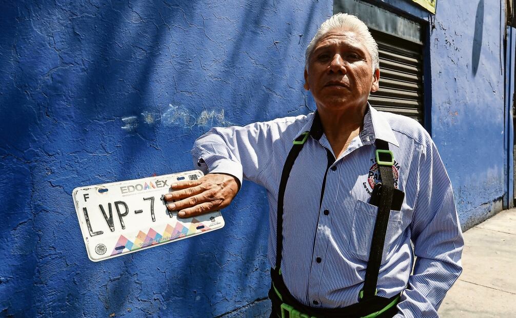 Algunos automovilistas creen que el portaplacas es usado para cometer delitos, “pero por unos pagan todos”. (28/03/2025) Foto: Gabriel Pano | El Universal