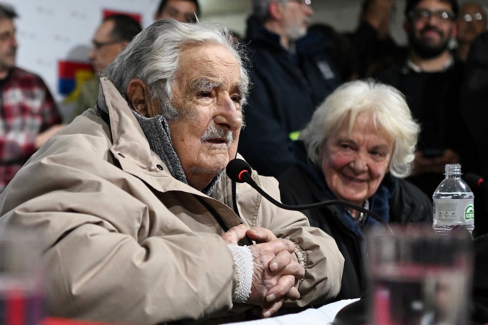 El expresidente uruguayo José Mujica (izq.) habla junto a su esposa, Lucía Topolansky, durante una conferencia de prensa para presentar el ingreso formal de la periodista y escritora uruguaya Blanca Rodríguez (fuera de plano) el 27 de agosto de 2024. Foto: AFP