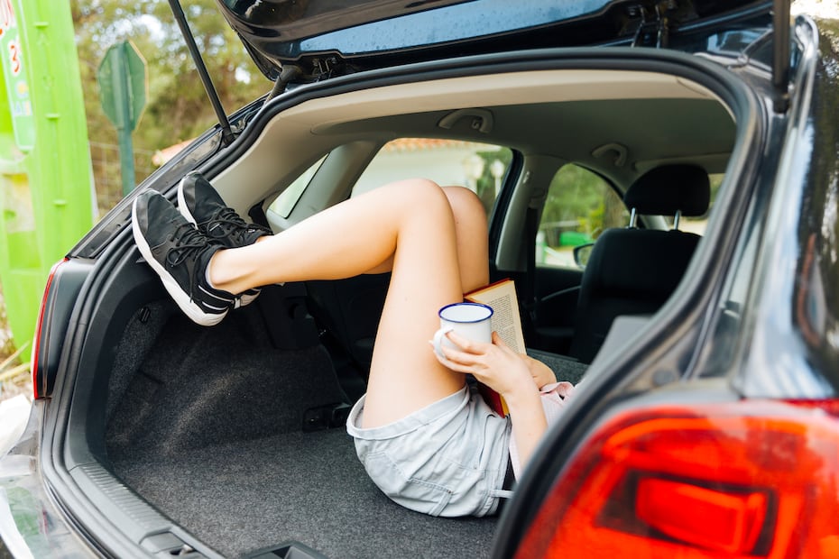Está prohbido circular con personas en los lugares que no seanun asiento, eso incluye a la cajuela. Foto: Freepik