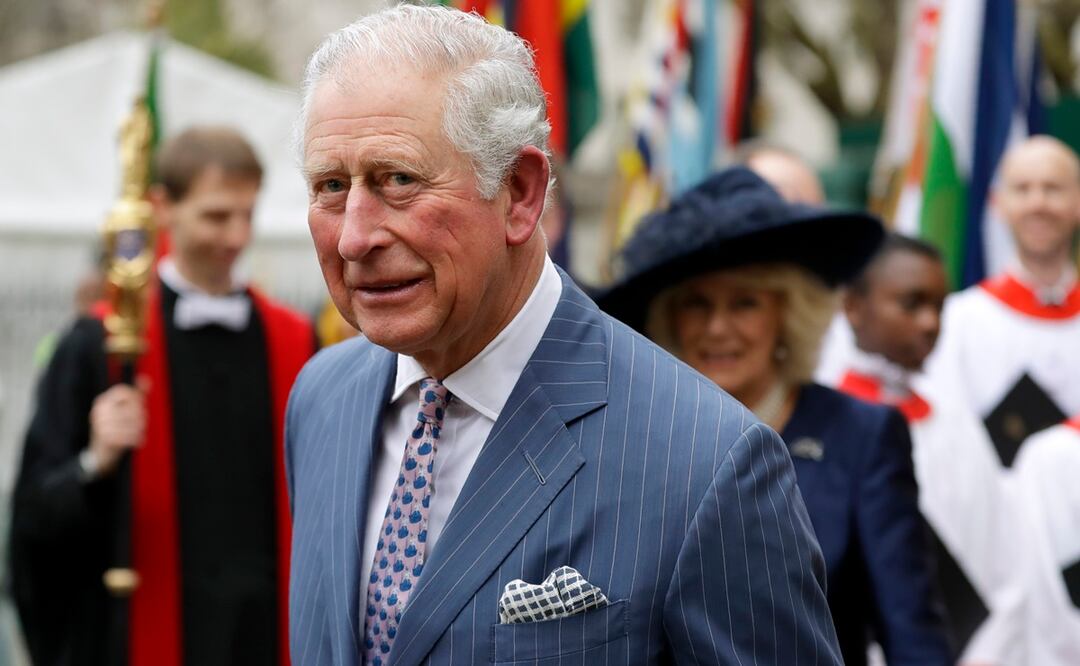 El rey Carlos y su esposa Camila, al fondo, salen de la misa del Día del Commonwealth en la Abadía de Westminster en Londres. Foto: AP