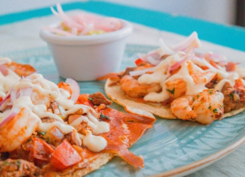 Paris Hilton y Saweetie nos enseñan a cocinar tacos de camarón