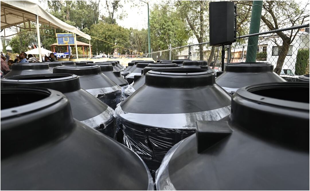 Entrega de tinacos. Foto: Especial