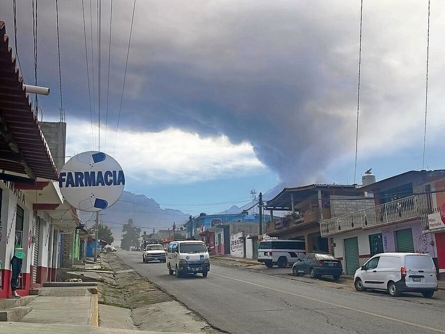 En las últimas horas, el volcán Popocatépetl emitió casi 80 exhalaciones acompañadas de vapor de agua, gases volcánicos y ceniza. Las autoridades recomiendan a los pobladores usar cubrebocas y no realizar actividades al aire libre