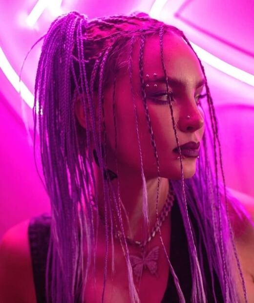 Belinda sorprende con look punk sexy