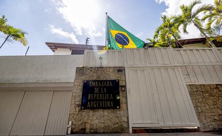 Personal de la Embajada de Argentina en Venezuela abandona el país; Brasil asume custodia del recinto