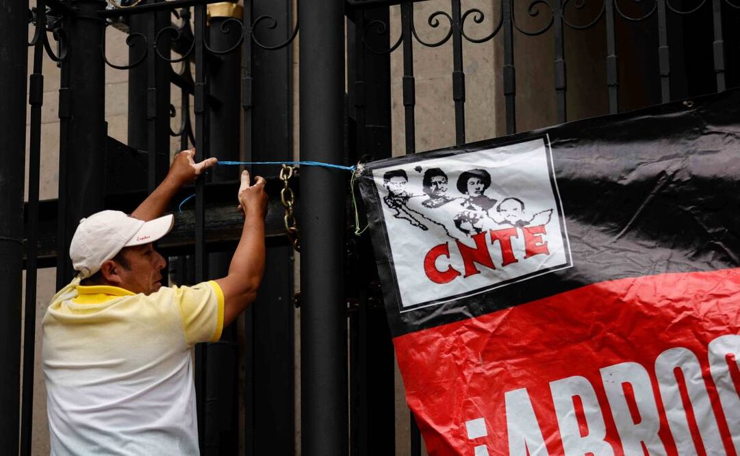 Jornada de protestas de los maestros de la CNTE afuera de Segob, donde los secretarios generales de la coordinadora sostuvieron una reunión con autoridades federales. Foto: Diego Simón Sánchez/ EL UNIVERSAL