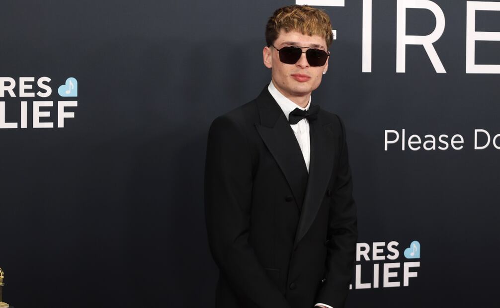 Peso Pluma presumió un look elegante en los Grammys. Foto: EFE/Octavio Guzmán
