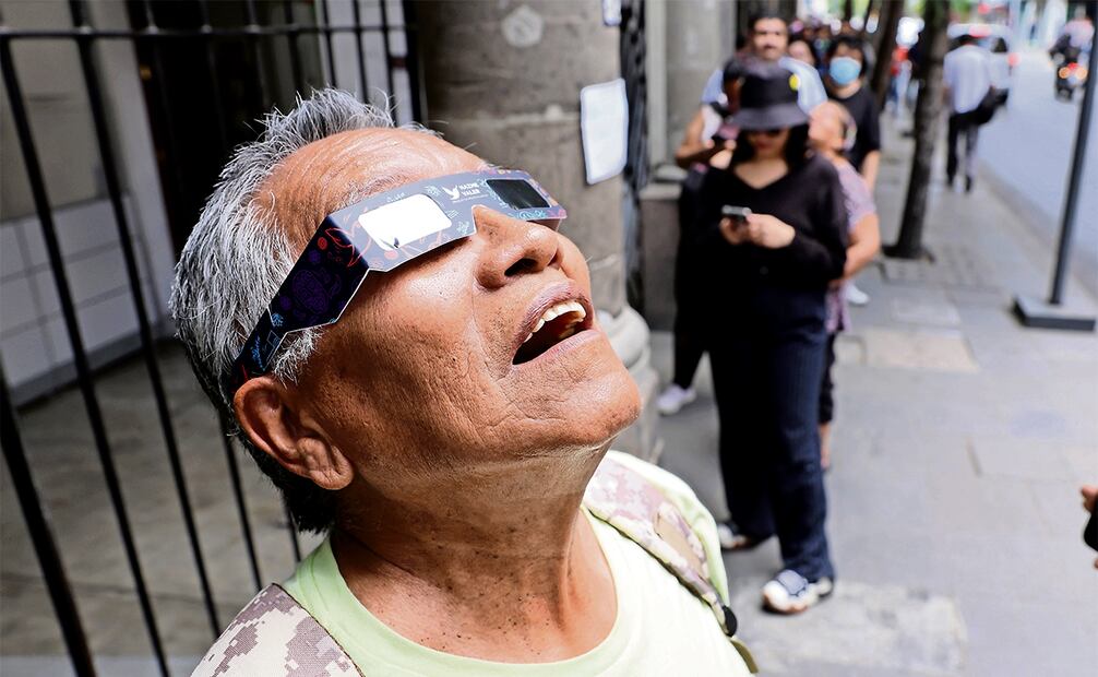 Observar directamente el eclipse, esto puede provocar el daño de retina y la perdida de la vista. Foto: Juan Boites | El Universal
