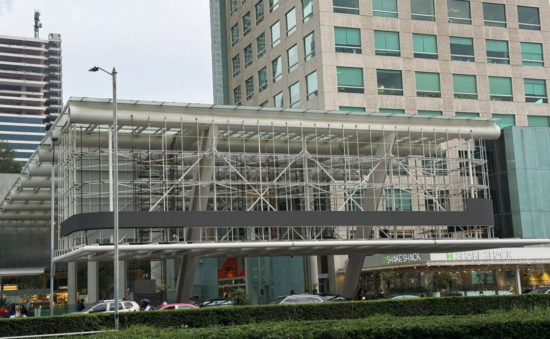 Investigan posible instalación de pantalla publicitaria en Arcos Bosques; vecinos alertan a autoridades. Foto: Especial