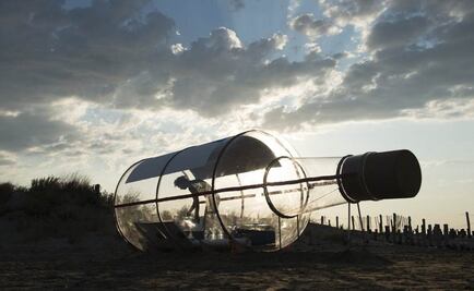 Artista flotará dentro de una botella gigante