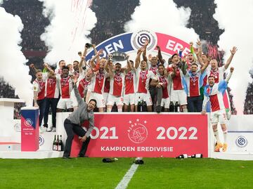 Edson Álvarez anota y es campeón con el Ajax