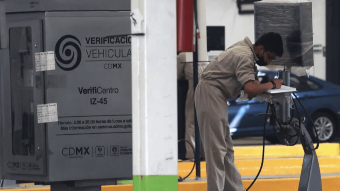 La verificación vehicular mejora la calidad del aire en la CDMX y el Edomex. Foto: Sedema