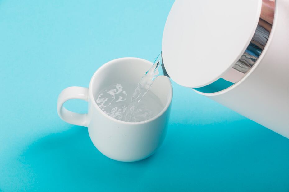 El agua caliente puede ablandar los componentes de la máscara y hacerla más fluida. Foto: Freepik