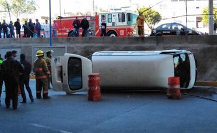 Combi vuelca y cae en estación Lechería del Suburbano