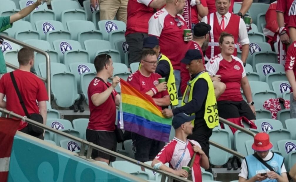 Retiran del estadio bandera LGBT que llevaban aficionados en la Eurocopa