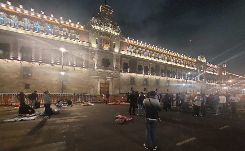 Integrantes de la caravana ciudadana de Acapulco, instalan campamento frente a Palacio Nacional. Foto: Gaspar Betancourt. EL UNIVERSAL