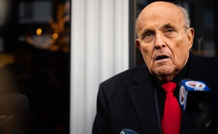 Juez ordena a Rudy Giuliani entregar departamento en NY y 26 relojes a trabajadoras electorales de Georgia
