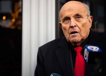 Juez ordena a Rudy Giuliani entregar departamento en NY y 26 relojes a trabajadoras electorales de Georgia