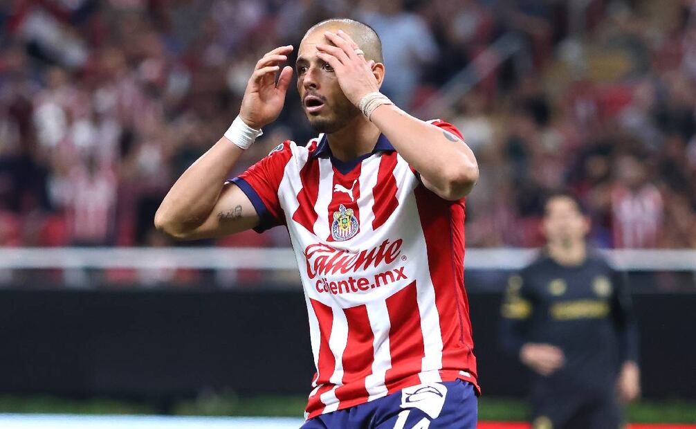 Chicharito Hernández se lamenta luego de fallar una clara de gol ante el Toluca. Foto: Imago7