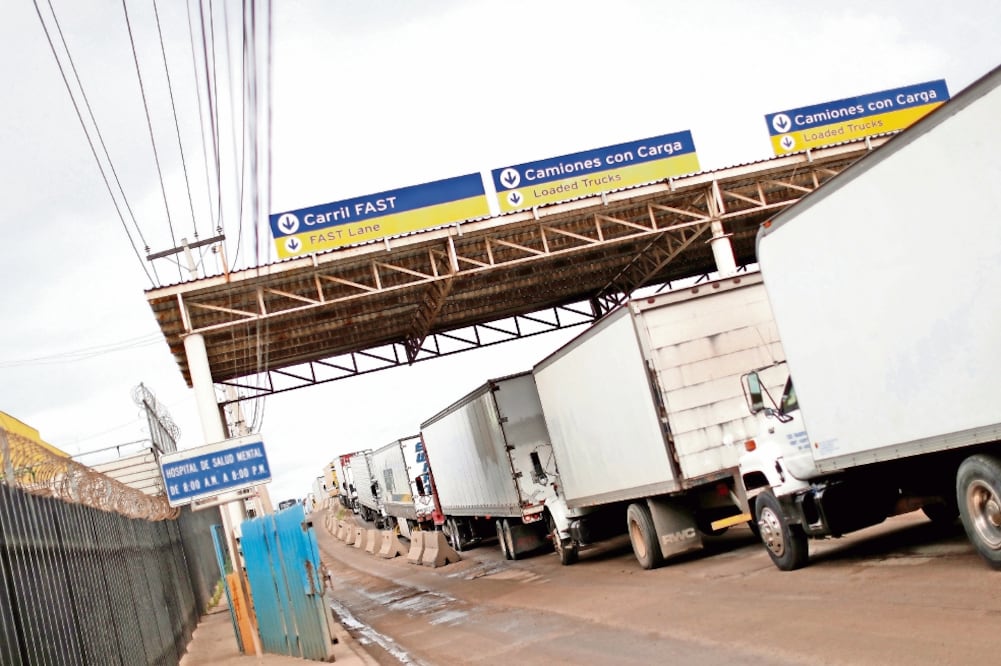 El cruce de camiones, que tardaba entre 30 y 60 minutos, ahora demora entre tres y siete horas por el cierre de carriles en la garita Mesa Otay. Foto: CARLOS JASSO. REUTERS