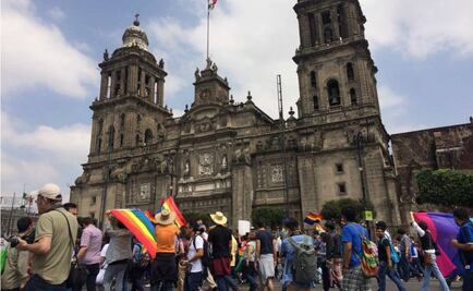 Arriba marcha de comunidad LGBTTTI a la Catedral