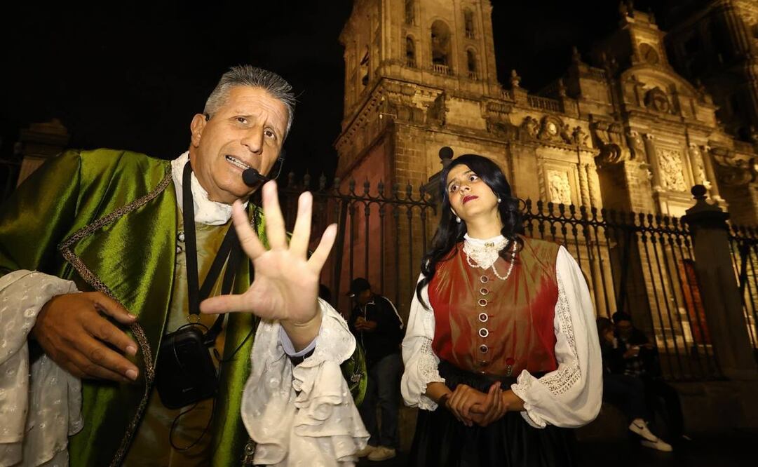 Los recorridos abarcan temáticas arquitectónicas, históricas, de leyendas virreinales y también de cantinas y pulquerías del Centro Histórico (31/12/2024). Foto: Berenice Fragoso / EL UNIVERSAL