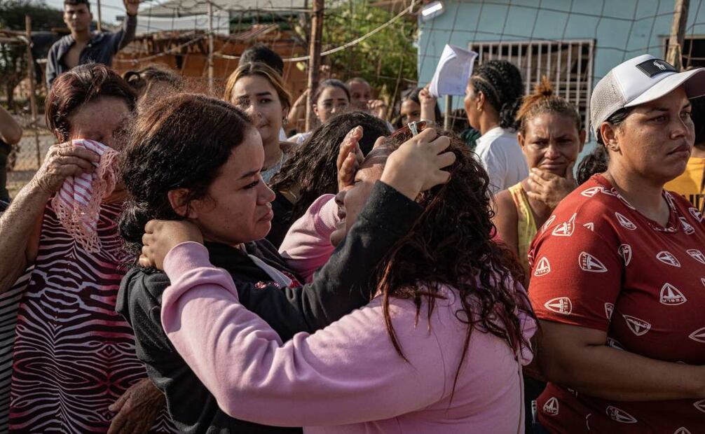 Familiares de los venezolanos deportados a El Salvador participan en una protesta este lunes, en el barrio Los Pescadores, en Maracaibo (Venezuela). Familiares de un grupo de migrantes venezolanos que fueron deportados desde Estados Unidos hasta El Salvador, bajo la Ley de Enemigos Extranjeros, protestaron en Maracaibo, capital del estado Zulia (noroeste), para exigir que sean enviados a la nación caribeña y negaron que sean miembros de la banda transnacional Tren de Aragua. Foto: EFE