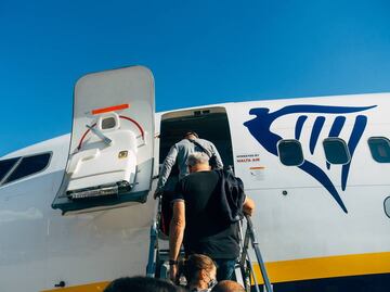 Qué indemnización debo recibir si sobrevenden mi vuelo