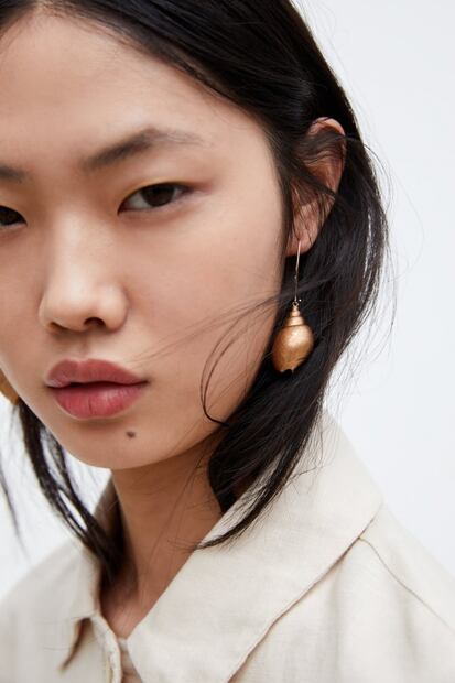 Alerta tendencia: los aretes de perlas y conchas son el must have perfecto para verano