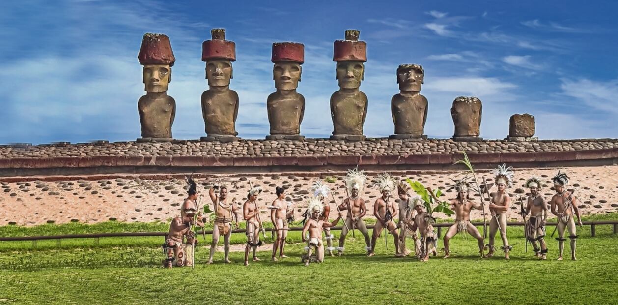 En la actualidad, la isla de Rapa Nui cuenta con aproximadamente 8 mil habitantes. En la imagen, una ceremonia tradicional de rapanuis al aire libre. Foto: Ministerio de las culturas, artes y patrimonio de Chile