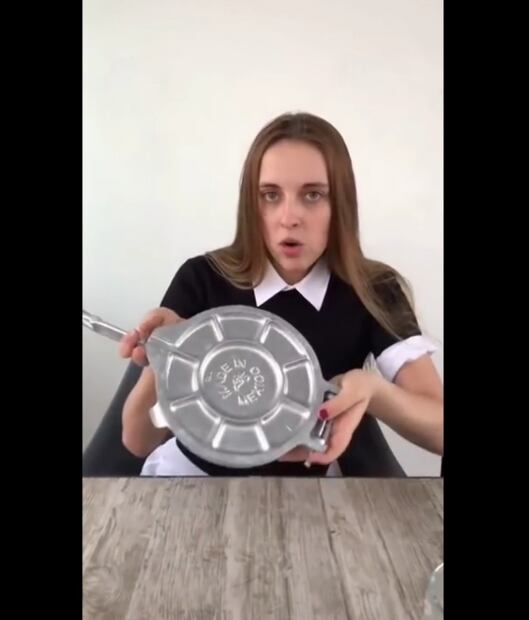 Utilizar la prensa de tortillas es todo un reto para los extranjeros