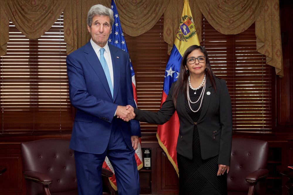 El secretario de Estado estadounidense John Kerry estrecha la mano de la canciller venezolana Delcy Rodriguez (Foto: EFE)