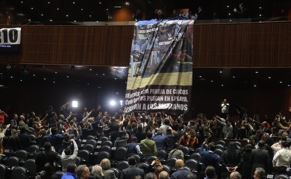 Cuelgan manta en el pleno de la Cámara de Diputados con el rostro de Luisa Alcalde y Arturo Ávila (05/11/2025). Foto: Gabriel Pano / EL UNIVERSAL