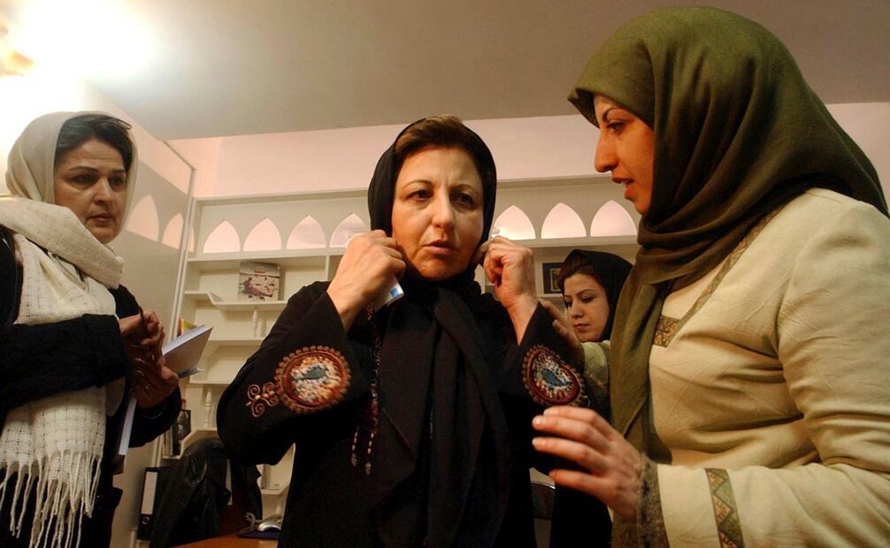Las premio Nobel de la paz iraní Shirin Ebadi (centro) y Narges Mohammadi (derecha), en enero de 2005. Foto: AP