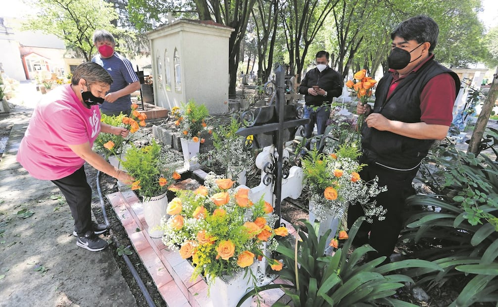 Las familias colocaron flores para conmemorar el 10 de mayo. Foto: Jorge Alvarado/ EL UNIVERSAL.
