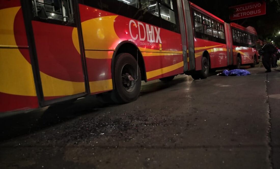 Una mujer que viajaba en una motocicleta perdió la vida tras impactarse con una unidad de metrobus sobre la avenida de los insurgentes esquina con la calle de Monterrey. Al lugar arribaron peritos para hacer el levantamiento del cadáver mientras el conductor de la moto fue trasladado como lesionado. Foto: Fernanda Rojas. EL UNIVERSAL