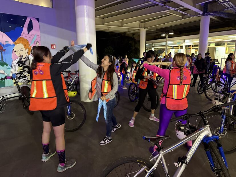 Las participantes también recibieron clases de defensa personal mientras usan la bici. (Foto: especial)