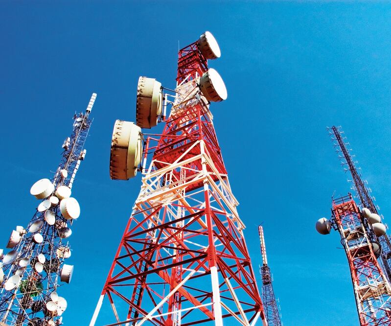 El espectro radioeléctrico es el medio por el que viajan las señales de telefonía e internet, lo que permite la comunicación entre usuarios. ARCHIVO EL UNIVERSAL 