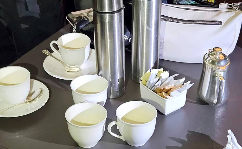 Una fotografía muestra tazas de té en una mesa dentro de una habitación de hotel donde seis personas fueron encontradas muertas por envenenamiento en el Hotel Grand Hyatt. Foto: EFE