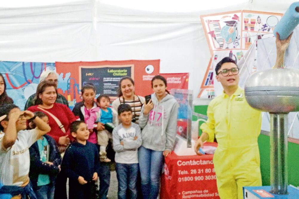 Un joven científico realiza experimentos de electromagnetismo a las familia s que visitaron la carpa instalada en la Plaza de la Constitución (PHENÉLOPE ALDAZ. EL UNIVERSAL)