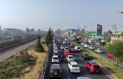 Menor de 16 años se arroja de puente peatonal de Avenida Central en Nezahualcóyotl