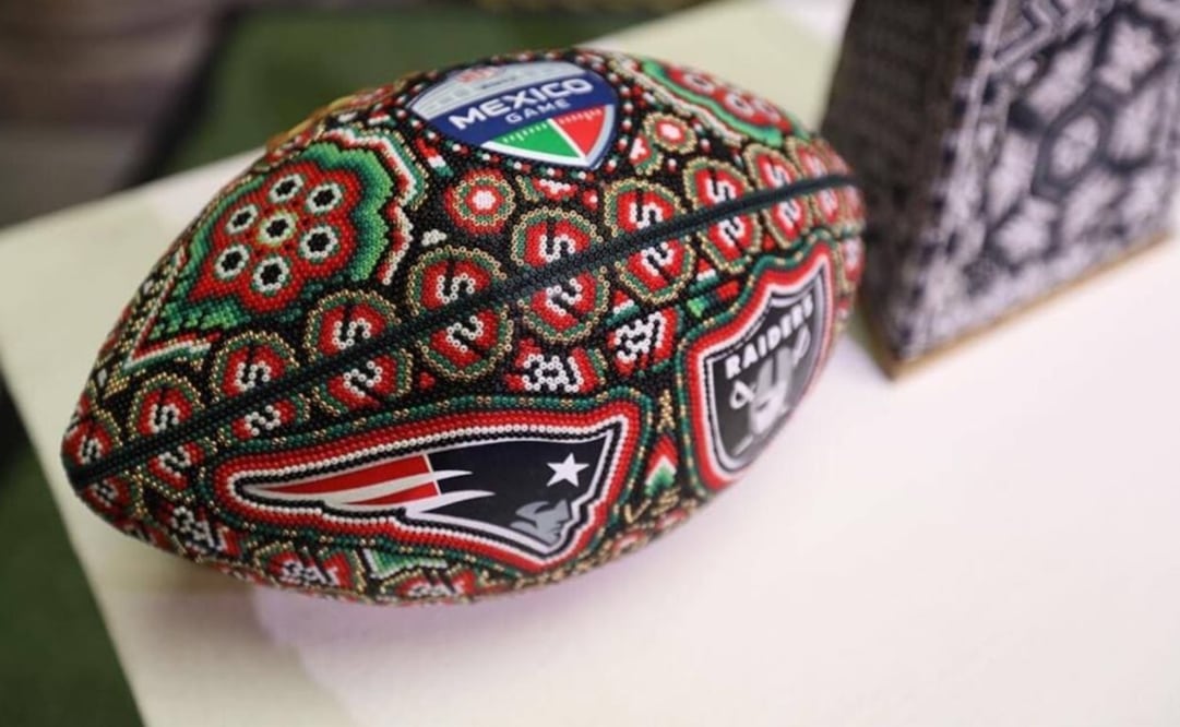 Football decorated with Huichol art – Photo: Feature photo/EL UNIVERSAL