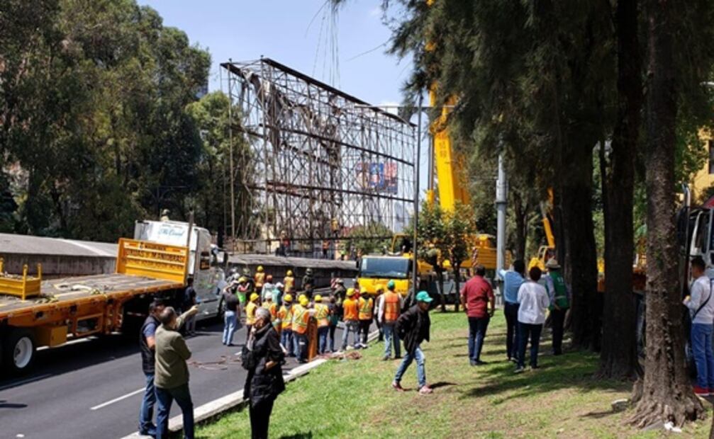 Continúa cierre de circulación en Viaducto por retiro de espectacular 