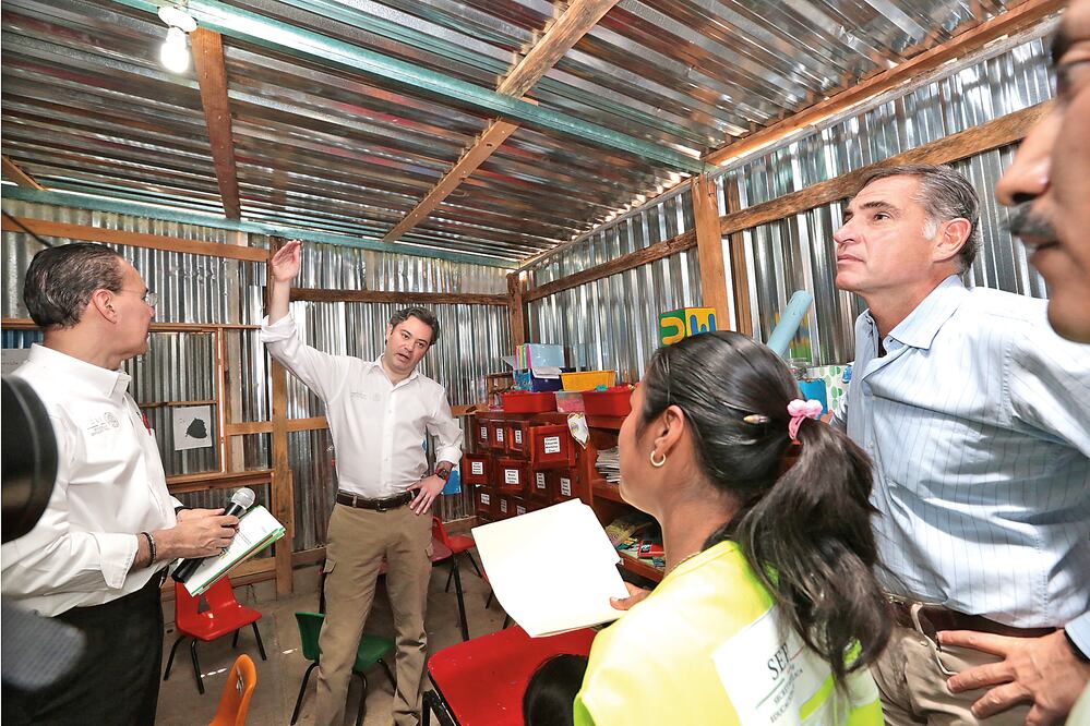 Aurelio Nuño Mayer, titular de la SEP, acompañado por el gobernador Gabino Cué, visitó la primaria rural 'Emiliano Zapata', en donde la plantilla de profesores es de la Sección 22 de la CNTE y escuchó las demandas de diálogo (SEP)