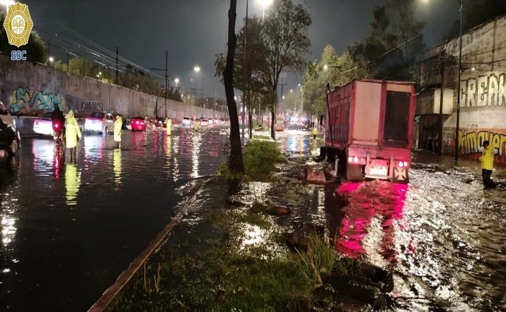 Lluvias provocan encharcamientos; policías de la SSC auxilian a automovilistas y liberan vialidades. Foto: Especial