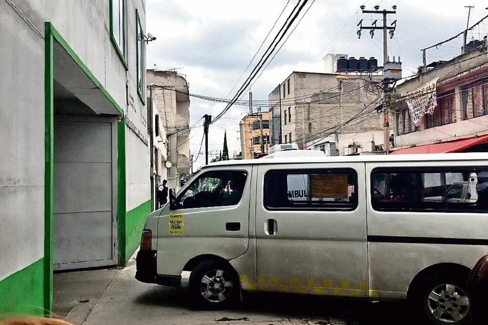 Seis unidades de la Ruta 53 fueron requeridas en la fiscalía mexiquense para que la menor viera a los operadores, pero no identificó a nadie (EMILIO FERNÁNDEZ. EL UNIVERSAL)