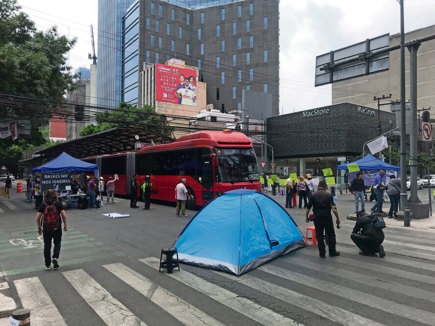 Vecinos de BJ mantuvieron el bloqueo en Insurgentes y Xola. Ayer permitieron el paso del Metrobús. Foto: de Juan Carlos Wiliams. El Universal