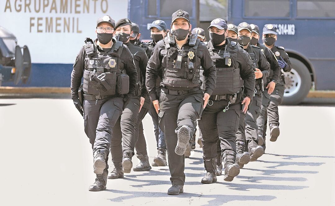 Para la manifestación del próximo lunes, las Ateneas confían en realizar un trabajo limpio y mostrar su profesionalismo durante la marcha, por lo mismo entrenan bajo los rayos del sol. Fotos: BERENICE FREGOSO. EL UNIVERSAL
