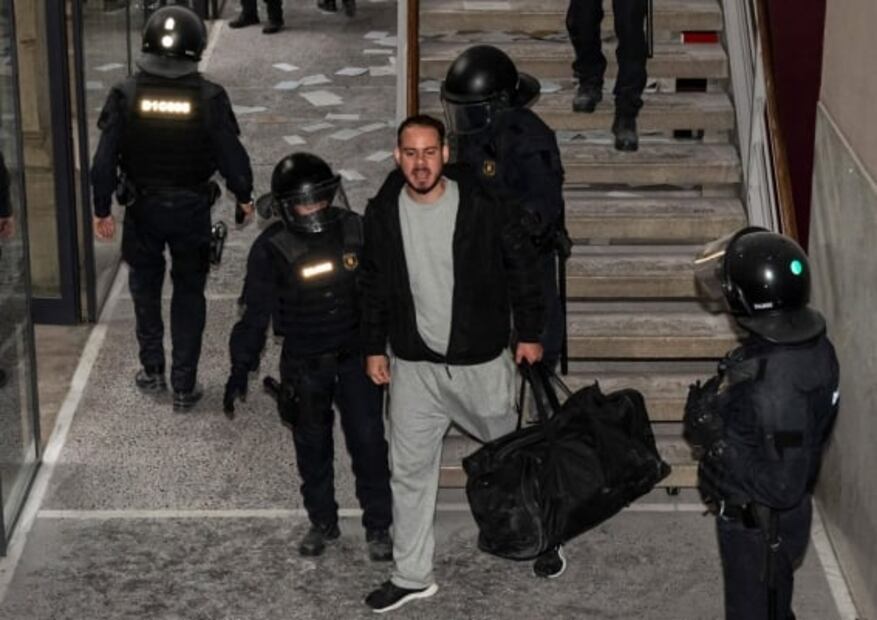 "Muerte a los Borbones" y "a mí no me cierra la boca este canalla": Las frases que han condenado al rapero Pablo Hasél